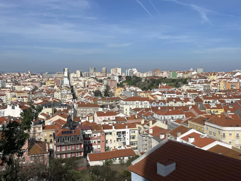 Vista panorâmica que captura a essência da paisagem urbana de Lisboa e que remete para as tendências do mercado imobiliário em 2024 em Portugal.