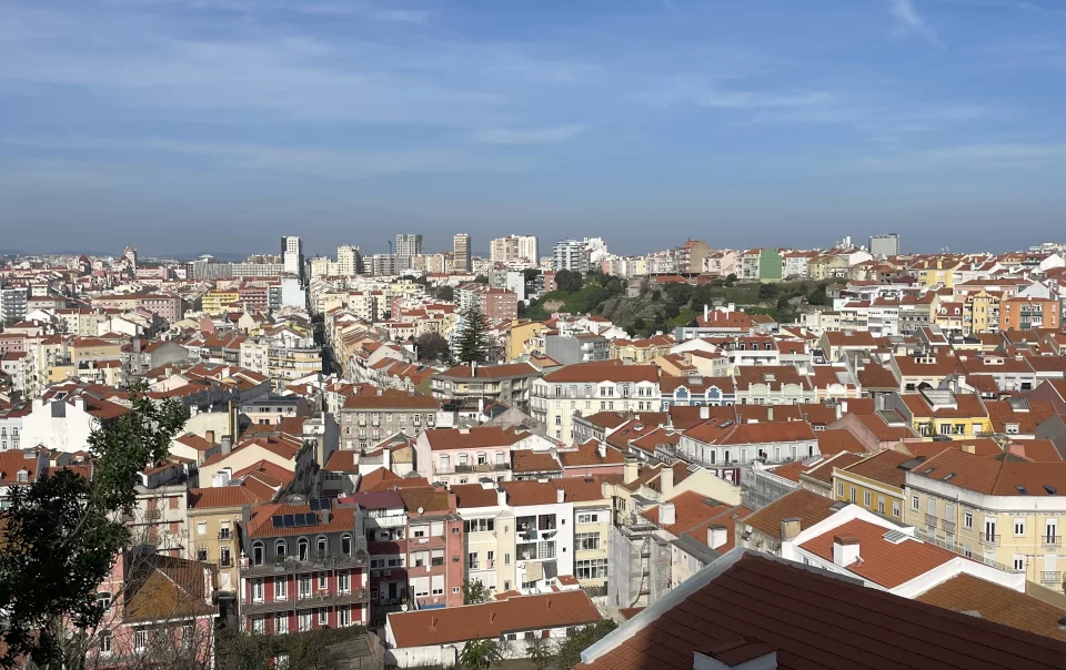 Vista panorâmica que captura a essência da paisagem urbana de Lisboa e que remete para as tendencias do mercado imobiliário para 2024 em Portugal.