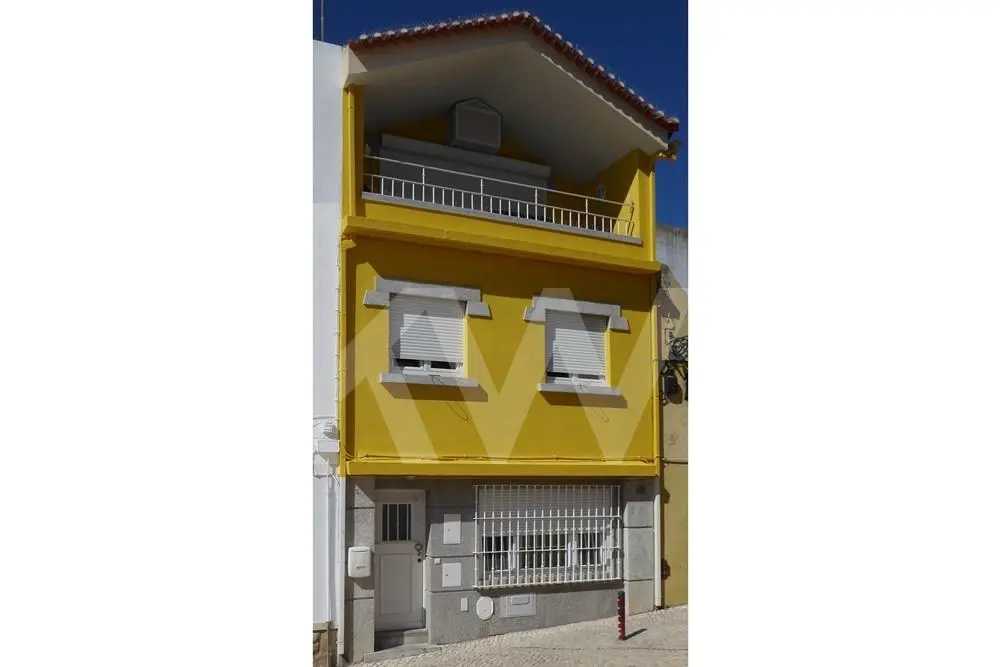 Fachada do prédio situado no centro histórico de Cascais, composto por estúdio no piso térreo e um apartamento T2 Duplex.