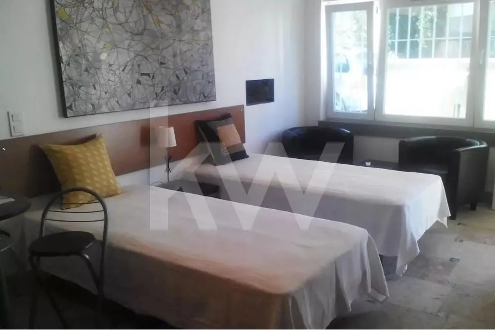 Estúdio situado no piso térreo do prédio no centro histórico de Cascais.