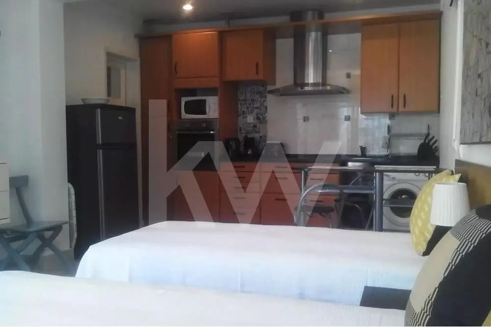 Estúdio situado no piso térreo do prédio no centro de Cascais.