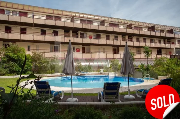 Vista da piscina do condomínio Estoril Garden, em que se inseria o apartamento T3 no Estoril entretanto vendido.