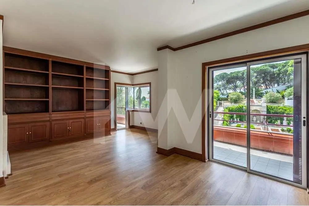 Vista da sala do apartamento T3 no Estoril para venda, localizado no Condomínio Estoril Garden.