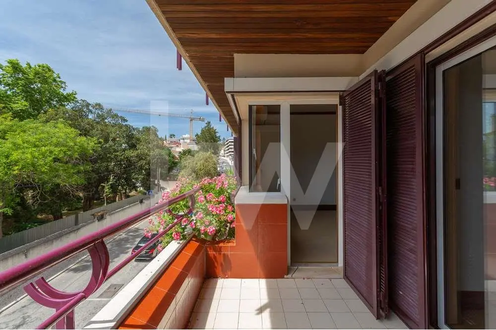 Vista a partir de uma das varandas no apartamento T3 no Estoril para venda, localizado no Condomínio Estoril Garden.