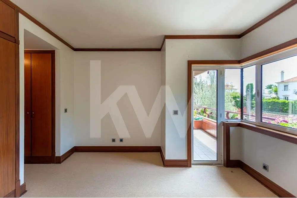 Vista sobre a varanda a partir da suíte no apartamento T3 no Estoril para venda, localizado no Condomínio Estoril Garden.