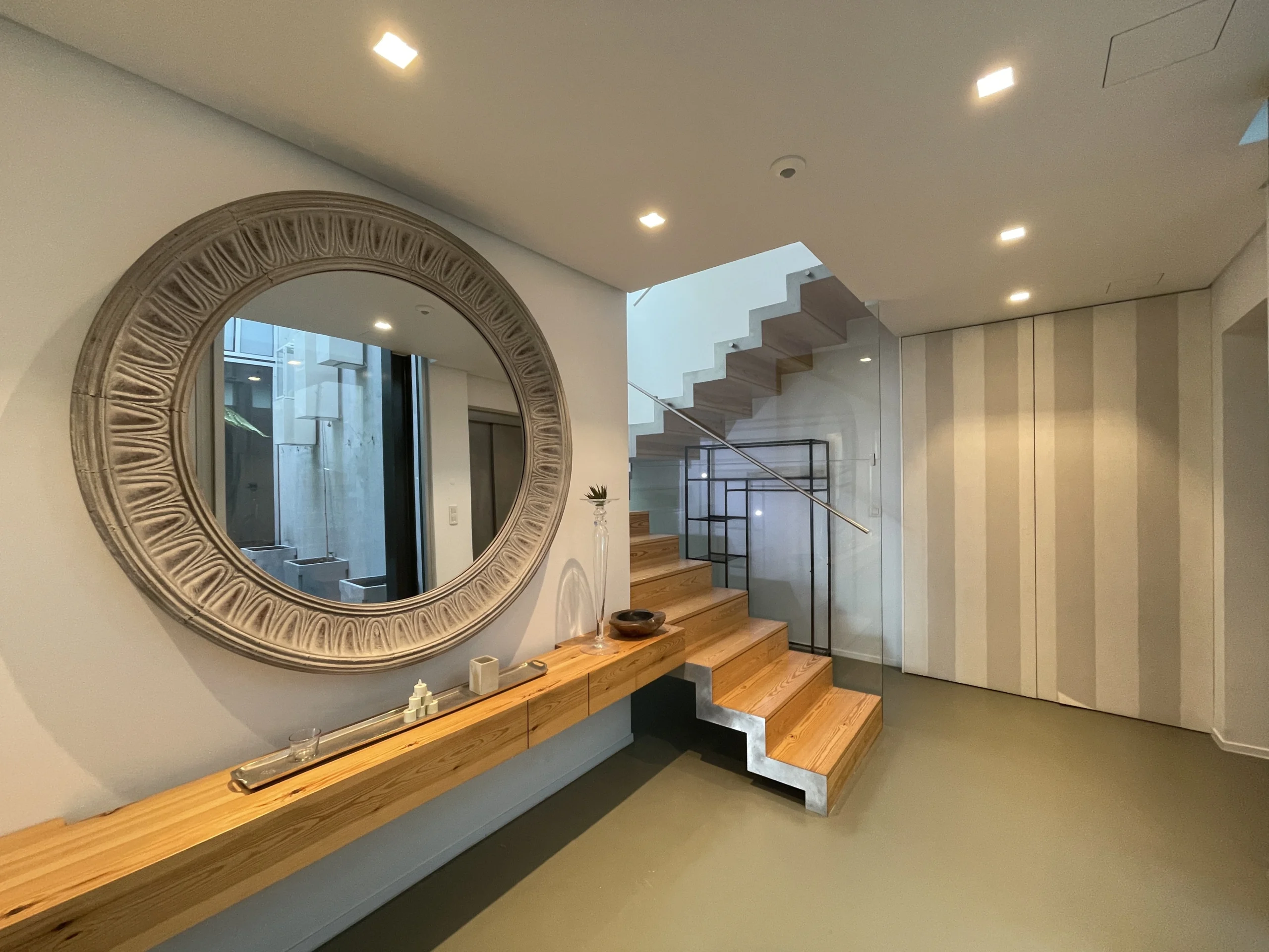 Entrada da moradia T4 para venda no Estoril.