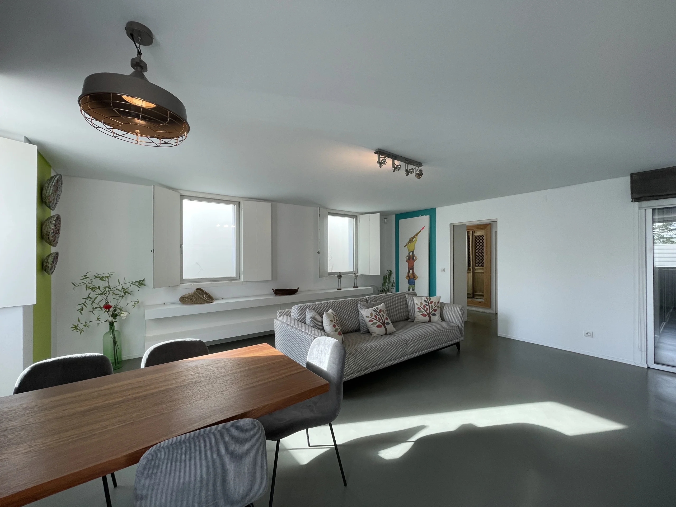 Sala com cozinha no piso térreo.