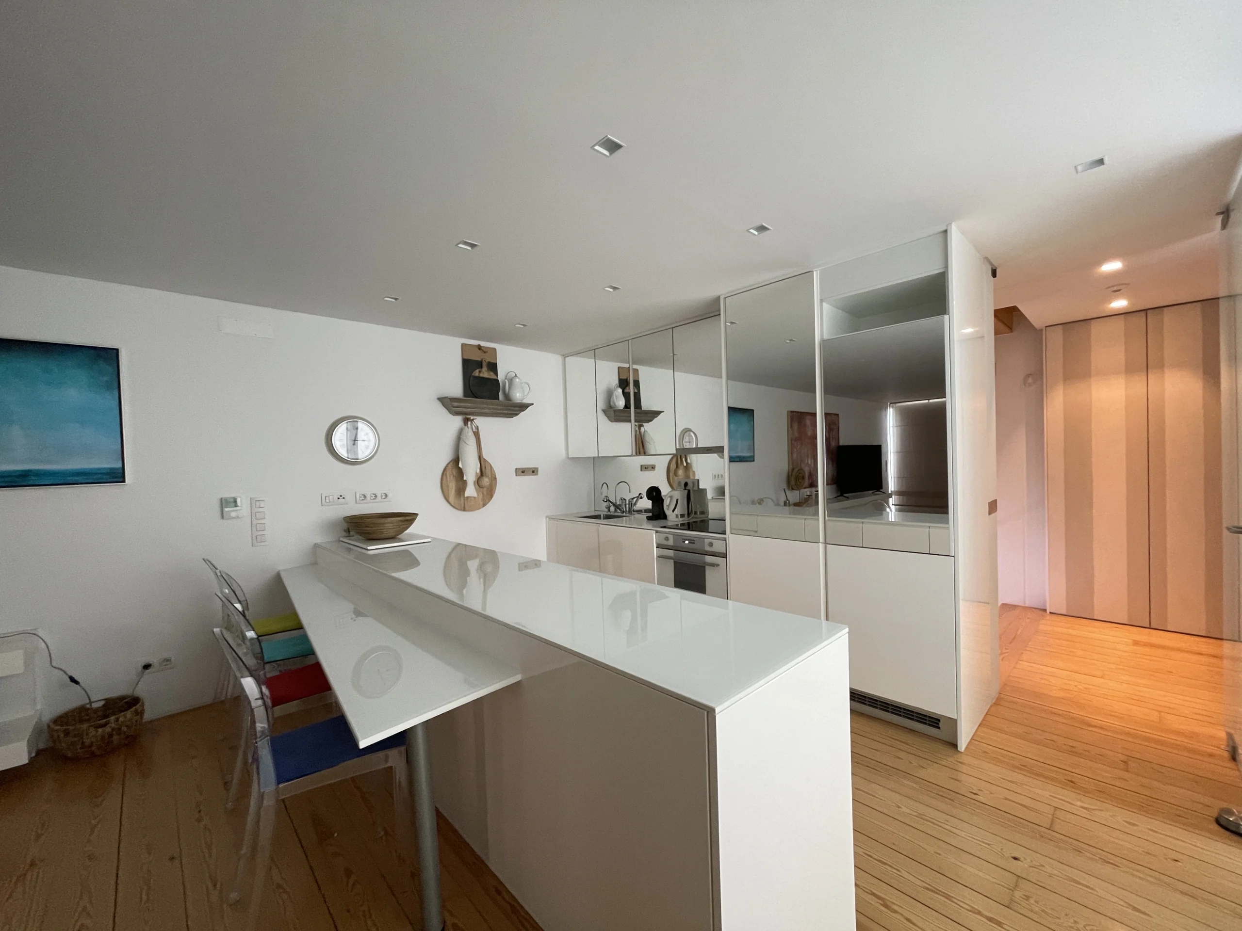 A zona da cozinha aberta sobre a sala de estar.