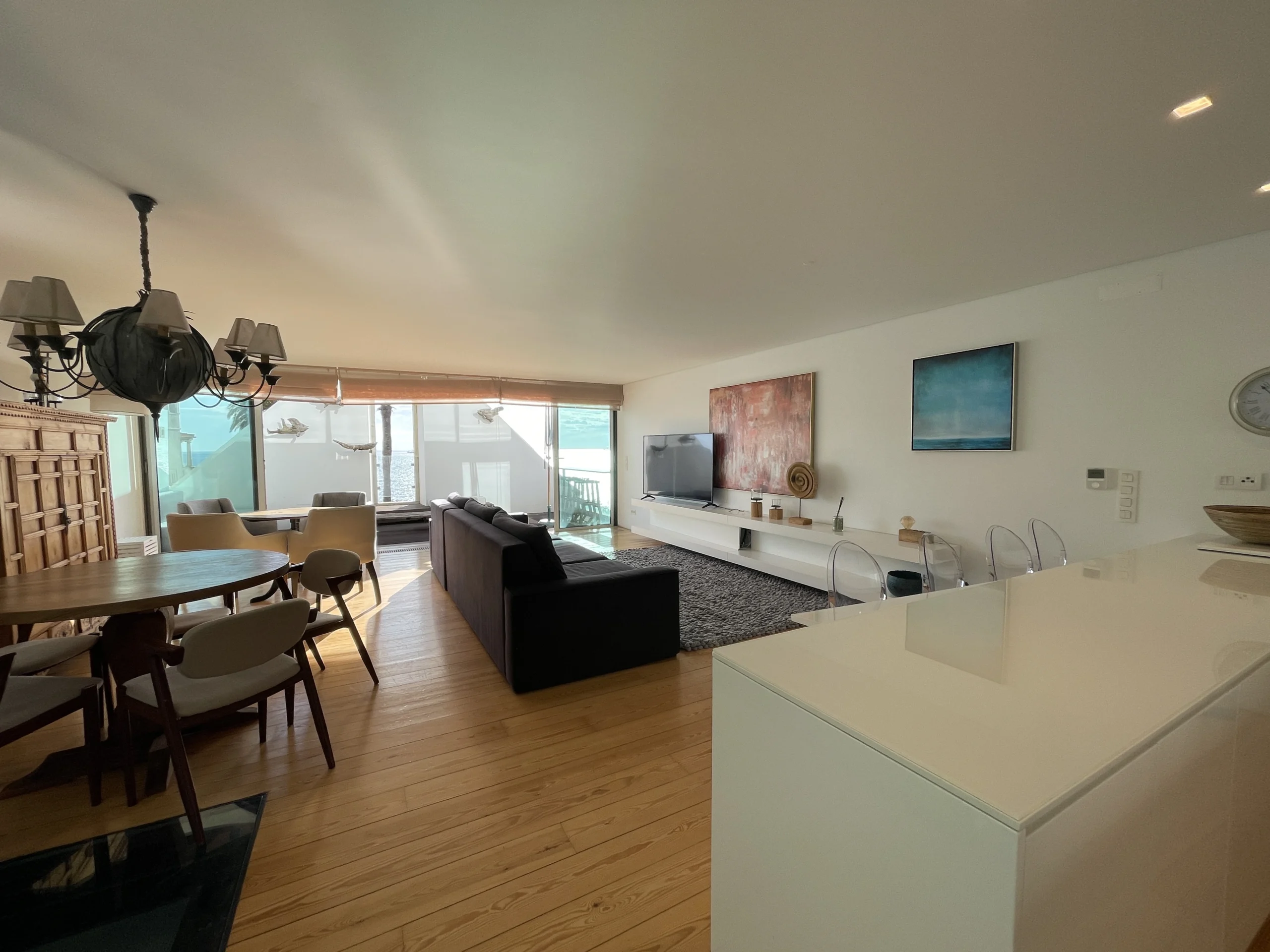 Vista da sala, com duas áreas distintas.