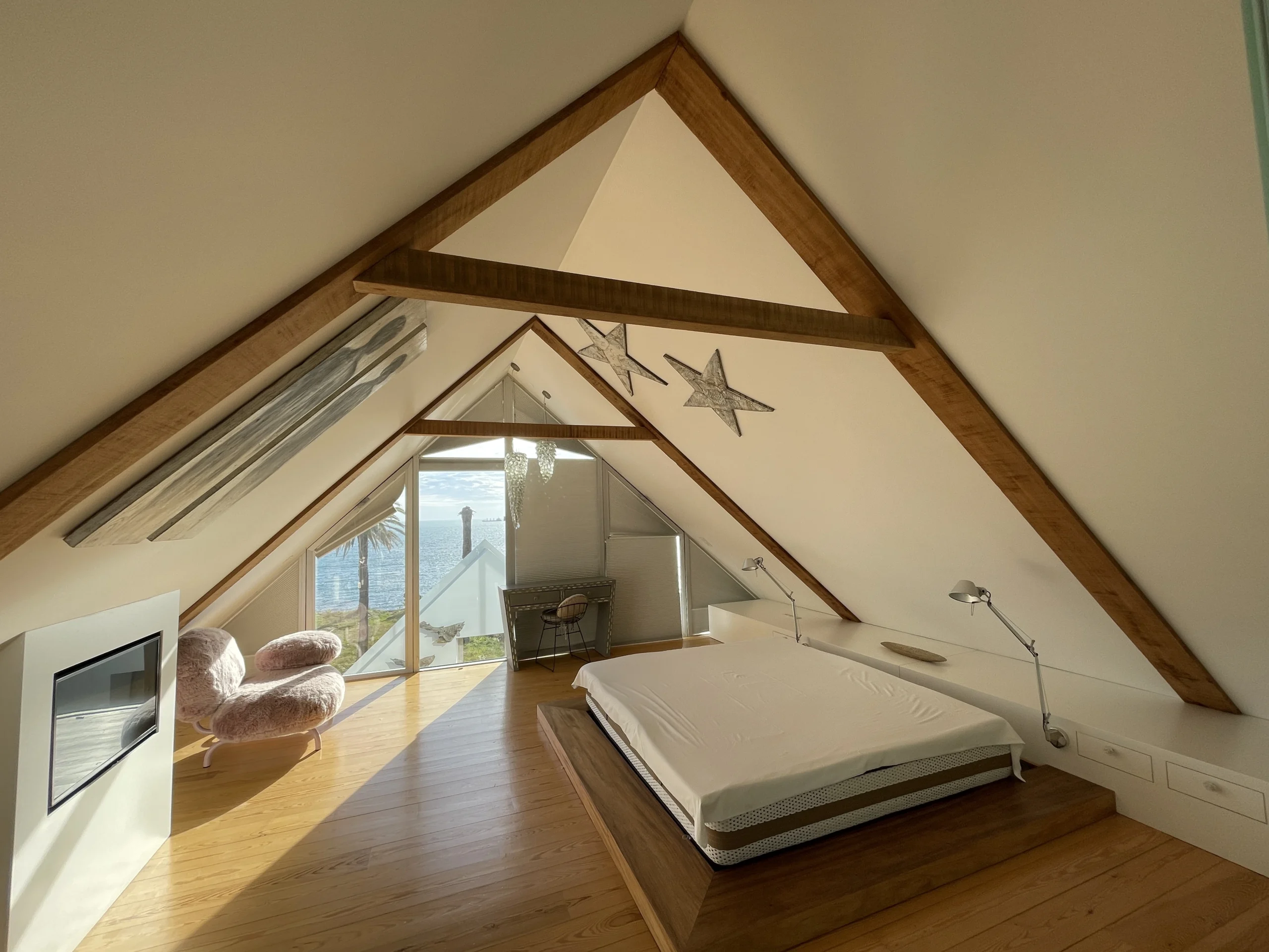 O quarto em suíte no piso superior