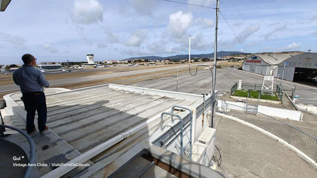 John Redin no terraço da torre de controlo do Aeródromo de Tires, observando o horizonte de São Domingos de Rana e o potencial de crescimento dos Bairros de Cascais.