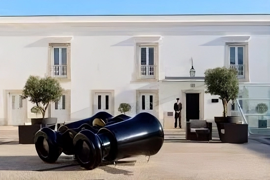 Binóculos gigantes na Cidadela de Cascais simbolizando a visão estratégica sobre as tendências do mercado imobiliário para 2026.
