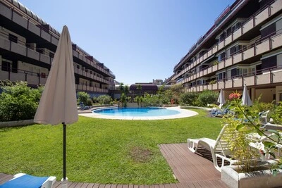 Jardim e piscina de condomínio fechado no Estoril, ilustrando o objetivo de quem procura vender e comprar casa ao mesmo tempo em Cascais com o consultor John Redin.
